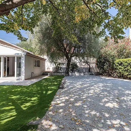 Maisonnette à 400m De La *