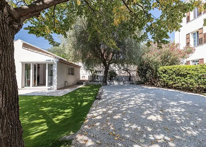 Maisonnette à 400m De La *